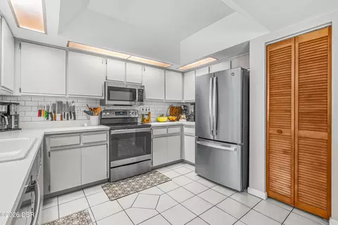 Kitchen - 285 Bayridge Ct, Ormond Beach, FL 32174 photo 3 of 3