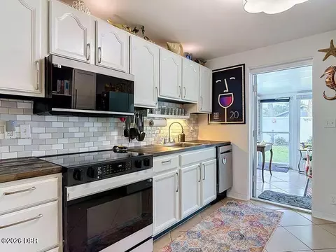 Kitchen - 29 Ocean Shore Dr, Ormond Beach, FL 32176 photo 2 of 4