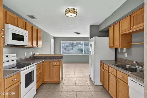 Kitchen - 22 Beechwood Dr, Ormond Beach, FL 32176 photo 3 of 10