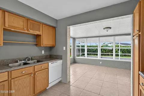 Kitchen - 22 Beechwood Dr, Ormond Beach, FL 32176 photo 9 of 10
