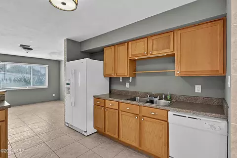 Kitchen - 22 Beechwood Dr, Ormond Beach, FL 32176 photo 6 of 10