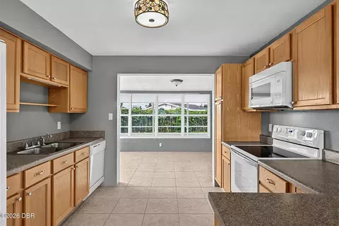 Kitchen - 22 Beechwood Dr, Ormond Beach, FL 32176 photo 2 of 10
