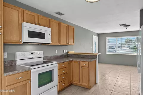 Kitchen - 22 Beechwood Dr, Ormond Beach, FL 32176 photo 5 of 10