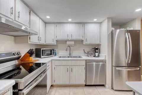 Kitchen - 5500 Ocean Shore Blvd, Ormond Beach, FL 32176 photo 1 of 3