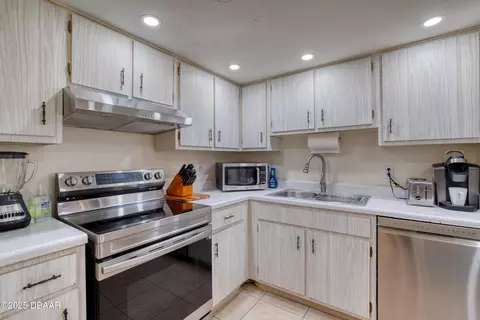 Kitchen - 5500 Ocean Shore Blvd, Ormond Beach, FL 32176 photo 2 of 3