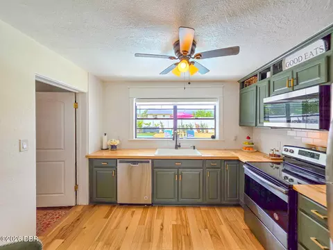 Kitchen - 926 Fernald St, Edgewater, FL 32132 photo 3 of 5