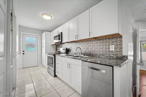 Kitchen - 1978 Myrtle Jo Dr, Ormond Beach, FL 32174 photo 2 of 2