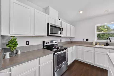Kitchen - 80 Pergola Pl, Ormond Beach, FL 32174 photo 2 of 2