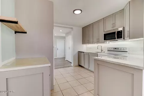 Kitchen - 7 Hibiscus Dr, Ormond Beach, FL 32176 photo 2 of 3
