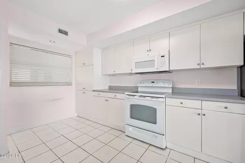 Kitchen - 544 Marina Point Dr, Ormond Beach, FL 32176 photo 2 of 4