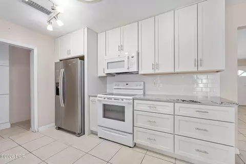 Kitchen - 22 Plaza Dr, Ormond Beach, FL 32176 photo 3 of 3