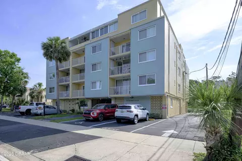 732 N Halifax Ave, Daytona Beach, FL 32118