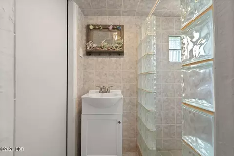 Bath - 3 Ocean Edge Dr, Ormond Beach, FL 32176 photo 2 of 5