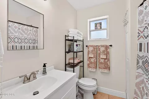 Bath - 71 Fairview Ave, Ormond Beach, FL 32174 photo 2 of 4