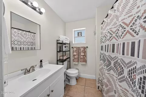 Bath - 71 Fairview Ave, Ormond Beach, FL 32174 photo 3 of 4