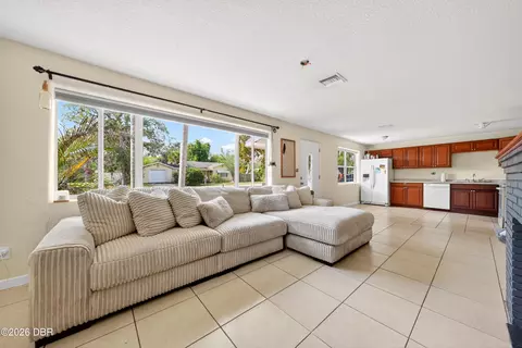 Living - 71 Fairview Ave, Ormond Beach, FL 32174 photo 2 of 6