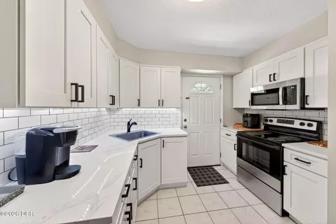Kitchen - 71 Fairview Ave, Ormond Beach, FL 32174 photo 7 of 7