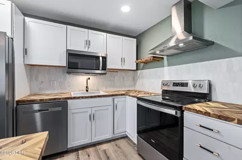 Kitchen - 5500 Ocean Shore Blvd, Ormond Beach, FL 32176 photo 3 of 7