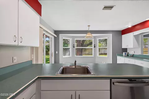 Kitchen - 9 China Moon Dr, Ormond Beach, FL 32174 photo 8 of 10