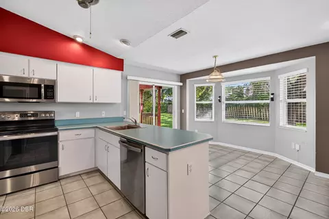 Kitchen - 9 China Moon Dr, Ormond Beach, FL 32174 photo 6 of 10