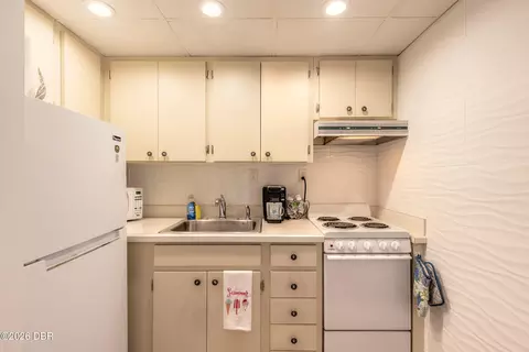 Kitchen - 1575 Ocean Shore Blvd, Ormond Beach, FL 32176 photo 3 of 4