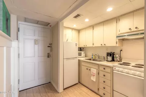 Kitchen - 1575 Ocean Shore Blvd, Ormond Beach, FL 32176 photo 2 of 4