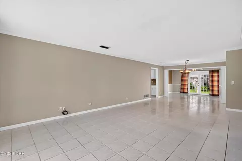 Living - 5 Sycamore Cir, Ormond Beach, FL 32174 photo 4 of 8