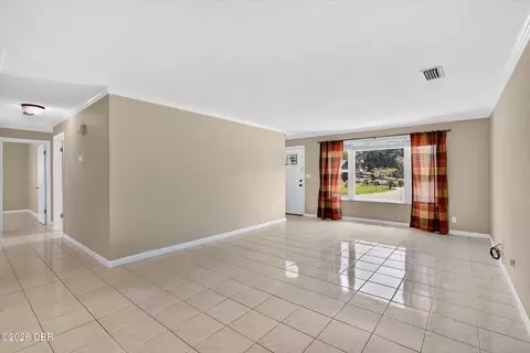 Living - 5 Sycamore Cir, Ormond Beach, FL 32174 photo 5 of 8
