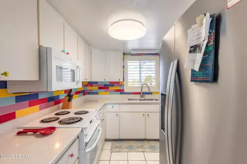 Kitchen - 1601 Ocean Shore Blvd, Ormond Beach, FL 32176 photo 2 of 3