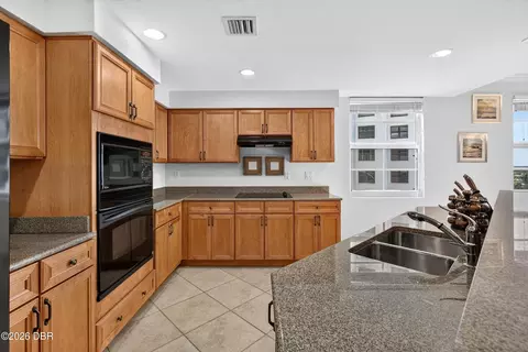 Kitchen - 1425 Ocean Shore Blvd, Ormond Beach, FL 32176 photo 4 of 10