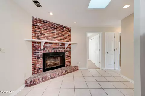 Living - 22 Laurel Oaks Cir, Ormond Beach, FL 32174 photo 3 of 3