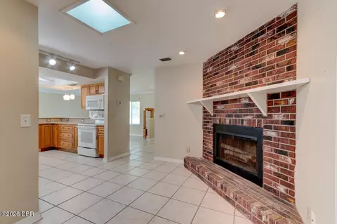 Living - 22 Laurel Oaks Cir, Ormond Beach, FL 32174 photo 2 of 3