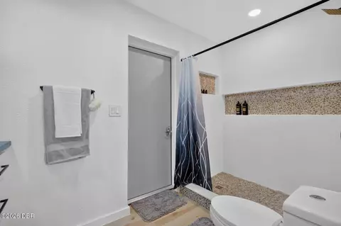 Bath - 500 S Riverside Dr, Edgewater, FL 32132 photo 8 of 8