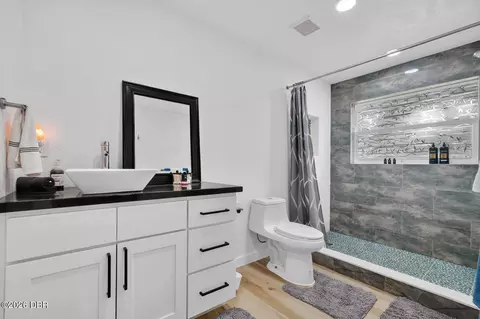 Bath - 500 S Riverside Dr, Edgewater, FL 32132 photo 6 of 8