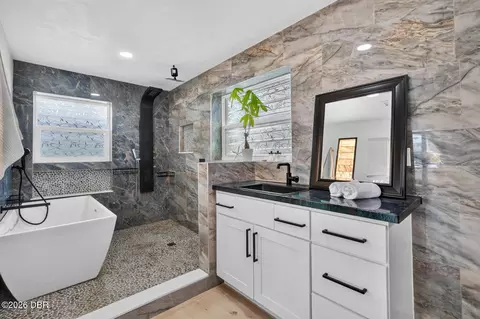 Bath - 500 S Riverside Dr, Edgewater, FL 32132 photo 4 of 8