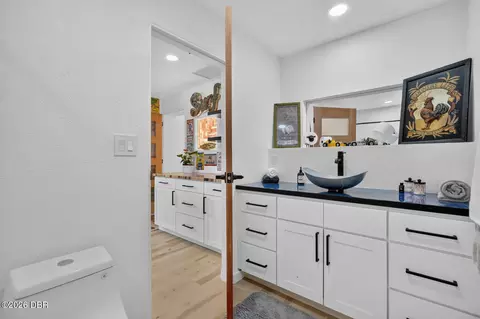 Bath - 500 S Riverside Dr, Edgewater, FL 32132 photo 7 of 8