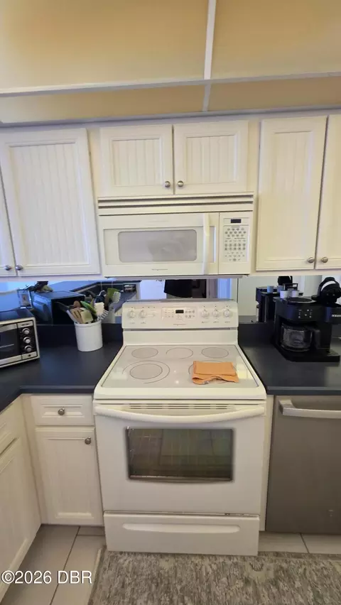 Kitchen - 1133 Ocean Shore Blvd, Ormond Beach, FL 32176 photo 5 of 12