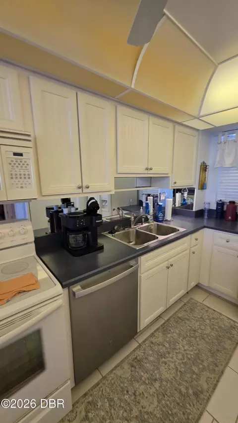Kitchen - 1133 Ocean Shore Blvd, Ormond Beach, FL 32176 photo 7 of 12