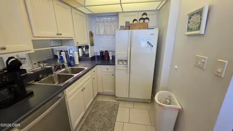 Kitchen - 1133 Ocean Shore Blvd, Ormond Beach, FL 32176 photo 8 of 12