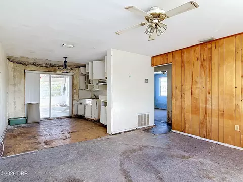 Living - 47 Palm Dr, Ormond Beach, FL 32176 photo 3 of 4