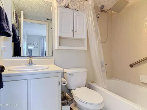 Bath - 2700 Ocean Shore Blvd, Ormond Beach, FL 32176 photo 2 of 5