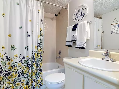 Bath - 2700 Ocean Shore Blvd, Ormond Beach, FL 32176 photo 4 of 5
