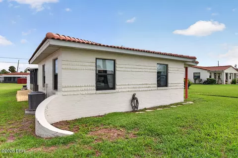 Exterior - 601 Robin Rd, Ormond Beach, FL 32176 photo 3 of 5
