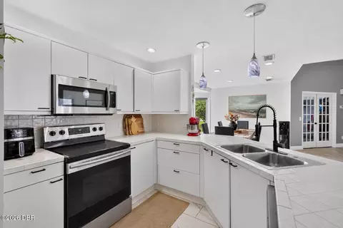 Kitchen - 34 Treetop Cir, Ormond Beach, FL 32174 photo 3 of 4