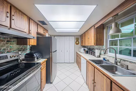Kitchen - 25 Laughing Gull Ln, Edgewater, FL 32141 photo 1 of 1