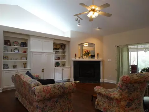 6673 Emerald Forest Dr, Milton, FL 32570 photo 2