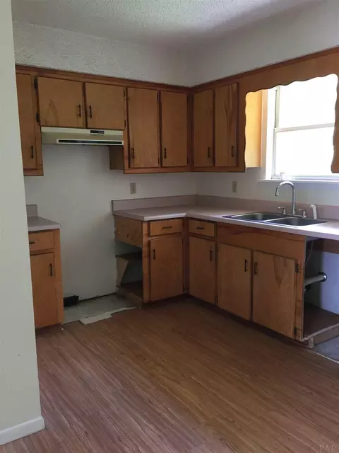 1124 Grenelefe Dr, Cantonment, FL 32533 photo 4