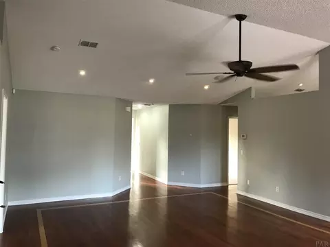 2040 Commodore Dr, Navarre, FL 32566 photo 4