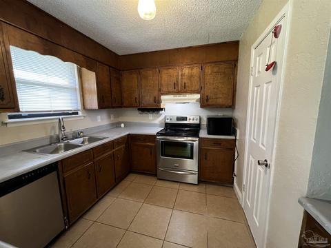 4200 Queens Ct, Pace, FL 32571 photo 4