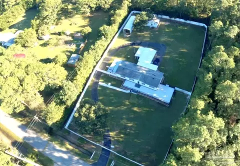 9139 Sunset Dr, Navarre, FL 32566
